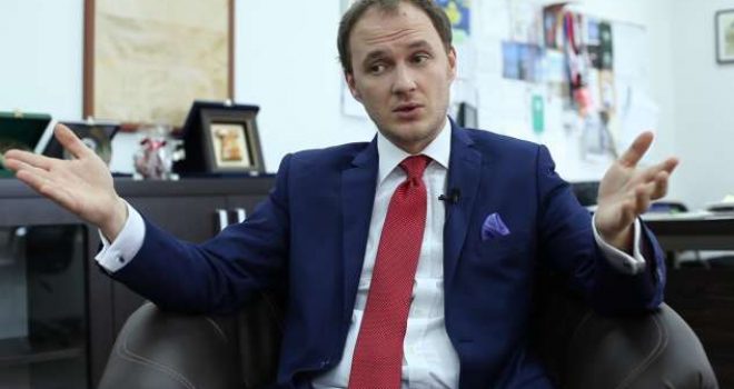 Petrit Selimi: Kosova po mbahet peng nga një grup nacionalist