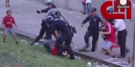 Policët rrahin babain në sy të djemve (Video)