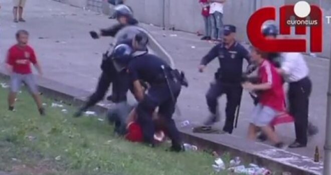 Policët rrahin babain në sy të djemve (Video)