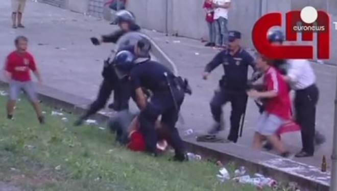Policët rrahin babain në sy të djemve (Video)