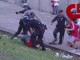 Policët rrahin babain në sy të djemve (Video)