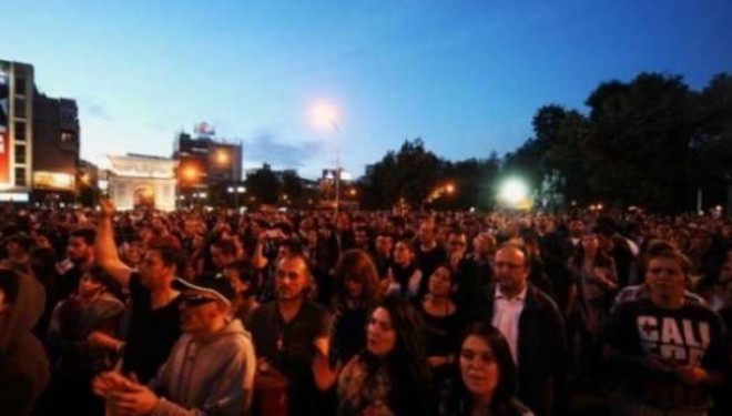 Kërkohet dorëheqja e gjithë qeverisë