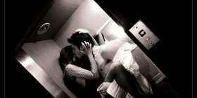 Histori seksi: Librazhd, kamarierja më tërboi në banjë… (Foto+18)