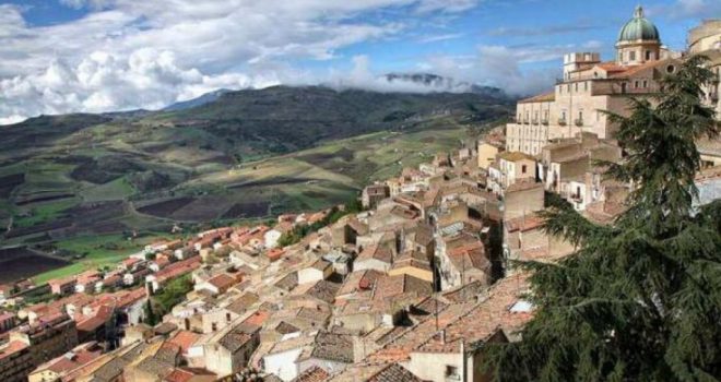 Shtëpi ne jug të Italisë për vetëm për 99 cent! (VIDEO)