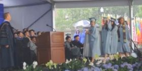 Pse e mori kjo studente dyshekun në diplomim?(VIDEO)