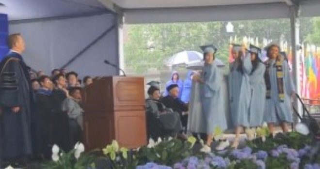 Pse e mori kjo studente dyshekun në diplomim?(VIDEO)