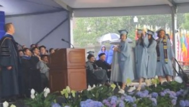 Pse e mori kjo studente dyshekun në diplomim?(VIDEO)