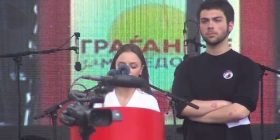Studentja shqiptare kalli protestuesit, shqiptarët krenarë në protestë (LIVE VIDEO)