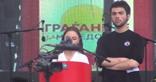 Studentja shqiptare kalli protestuesit, shqiptarët krenarë në protestë (LIVE VIDEO)