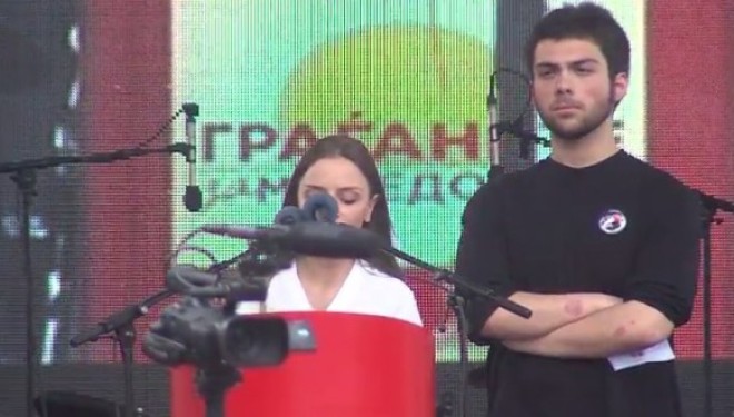 Studentja shqiptare kalli protestuesit, shqiptarët krenarë në protestë (LIVE VIDEO)