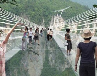 Kina ndërton urë prej qelqi, nuk këshillohet nëse vuani lartësinë! (Foto)