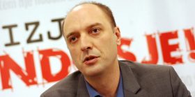 Ymeri ‘godet’ Mustafën: Je qyqar, ti fshihesh nën sqetullat e kriminelëve ‘Pronto’