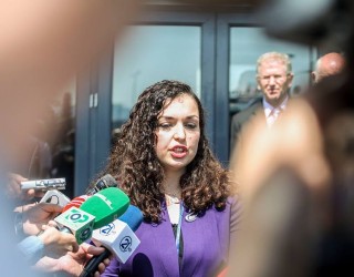Vjosa Osmani: Isa Mustafa Me një lëvizje të vetullave të Thaçit, kërcente përpjetë!