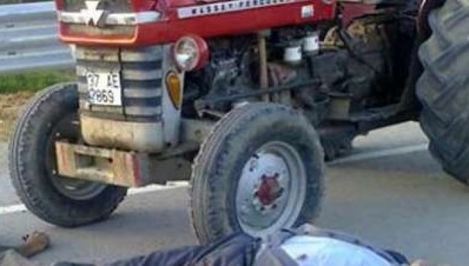 Babë e bir vrasin njëri-tjetrin në autostradë (Foto)