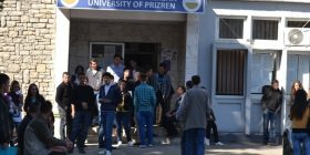 Flasin studentët për profesorin nga Prizreni që dyshohet për ngacmim seksual (Video)
