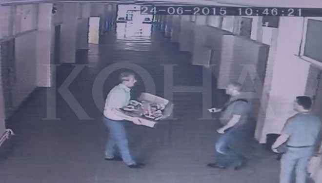 Rrahet dhe kërcënohet me armë drejtori i SHME të Gjakovës (video)