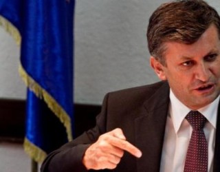 Beqiri- Hazirit: Nuk e përdora veturën për punë private, unë po punoj për parti Beqiri- Hazirit: Nuk e përdora veturën për punë private, unë po punoj për parti