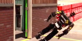 Robotë që rrëzohen, videoja më gazmore që mund të keni parë (Video)