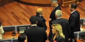 PDK në panik, diskutojnë jashtë sallës për Gjykatën Speciale