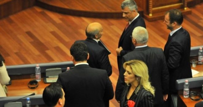 PDK në panik, diskutojnë jashtë sallës për Gjykatën Speciale