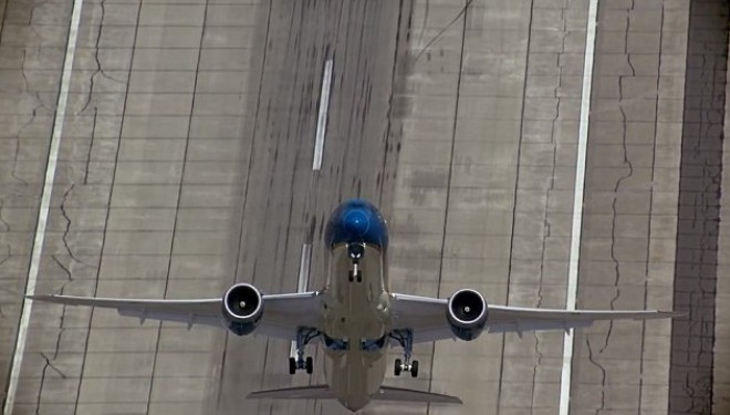 Aeroplani bën ngritje vertikale
