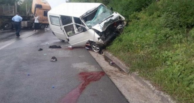 Konfirmon Policia: Tre të vdekur dhe katër të lënduar në aksidentin në Dollc të Klinës (Foto)