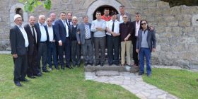 Portretet e 12 patriotëve “shoqërojnë” Isën në Boletin