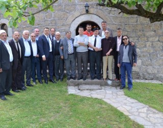 Portretet e 12 patriotëve “shoqërojnë” Isën në Boletin