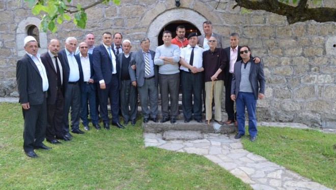 Portretet e 12 patriotëve “shoqërojnë” Isën në Boletin