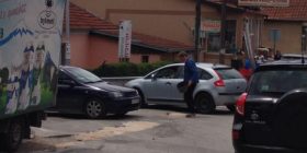 Ambasadori holandez mbush gropat në Prishtinë