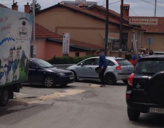 Ambasadori holandez mbush gropat në Prishtinë
