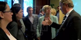 Shiheni videon e përplasjes së ambasadorit me dy deputetet e Vetëvendosjes