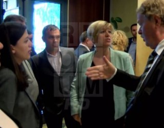 Shiheni videon e përplasjes së ambasadorit me dy deputetet e Vetëvendosjes