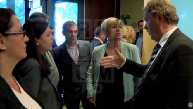 Shiheni videon e përplasjes së ambasadorit me dy deputetet e Vetëvendosjes