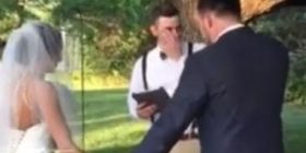 E rrallë! Dhëndri mbytet në lot kur sheh nusen në altar