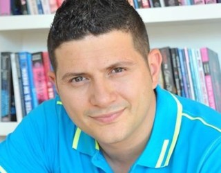 Mësojeni se çfarë ka ndodhur me fytyrën e Ermal Mamaqit (Foto) Mësojeni se çfarë ka ndodhur me fytyrën e Ermal Mamaqit (Foto)