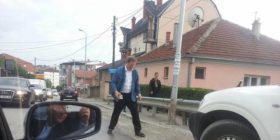Ambasadori Bosch nuk ndalet, vazhdon t’i mbush gropat e Prishtinës (Foto)