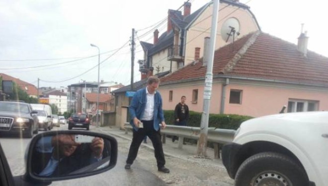 Ambasadori Bosch nuk ndalet, vazhdon t’i mbush gropat e Prishtinës (Foto)