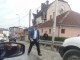 Ambasadori Bosch nuk ndalet, vazhdon t’i mbush gropat e Prishtinës (Foto)
