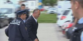 Haradinaj arrin në Kuvend, përshëndetet me pjesëtarët e policisë (Foto/Video)