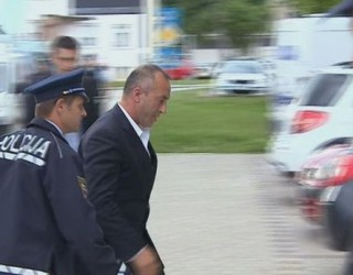 Haradinaj arrin në Kuvend, përshëndetet me pjesëtarët e policisë (Foto/Video)