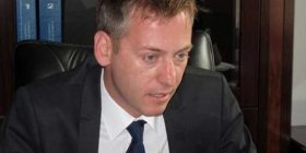 Deda: Kriza politike e sjell Komisionerin Hahn në Kosovë