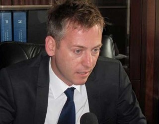 Deda: Kriza politike e sjell Komisionerin Hahn në Kosovë