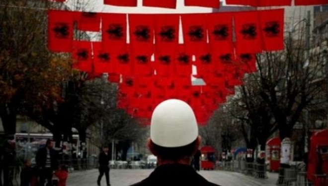 Kosova mbulohet me flamuj për Isa Boletinin