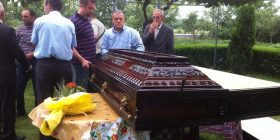 Eshtrat e Isa Boletinit dërgohen në kazermën e FSK-së në Mitrovicë (Foto/video)