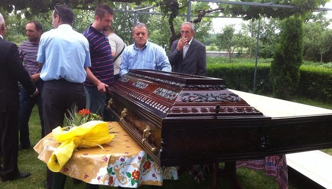 Eshtrat e Isa Boletinit dërgohen në kazermën e FSK-së në Mitrovicë (Foto/video)