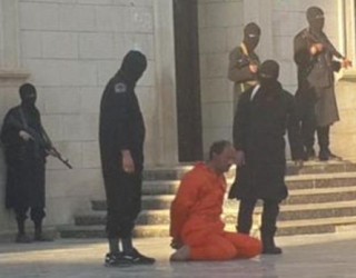 ISIS pret kokën e një personi para fëmijëve për ‘qëllime edukative’ +18 (Foto)
