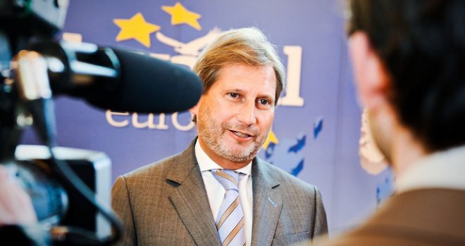 Hahn: Ballkani s’mund të bëhet “parking” për refugjatë
