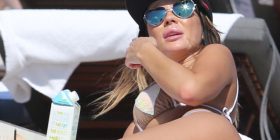Karina Jelinek tregon targen të pasmet në plazh +16 (Foto)
