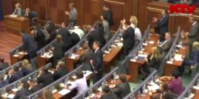 Kjo ishte atmosfera në Kuvend pasi s’u miratua themelimi i Speciales (video)